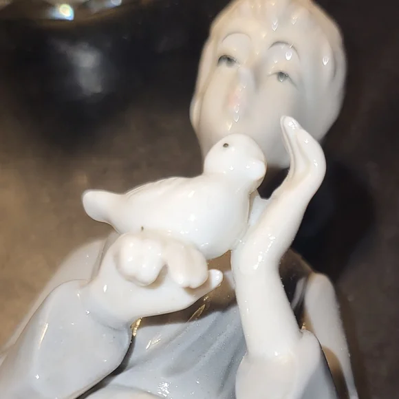 Serene Gray and White Sculpture - Picture 5 of 8